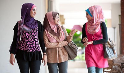 بالفيديو.. صاحب مطعم فرنسي يرفض تقديم الخدمة لمحجبات