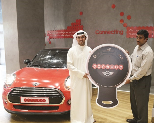 يوسف الشلال يسلم مفتاح سيارة Mini Cooper للفائز بها فارا براساد دودماني 