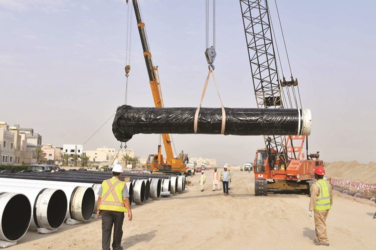 احدى الرافعات خلال تركيب انبوب﻿