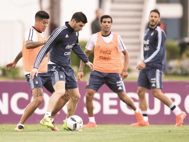جانب من تدريبات المنتخب الارجنتيني استعدادا للموقعة المنتظرة امام الاورغوايافپ