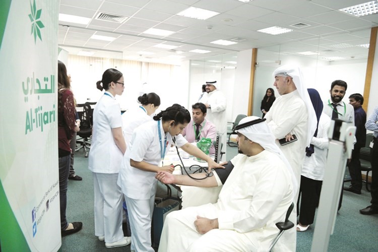 اجراء الفحوصات الطبية لموظفي البنك التجاري﻿