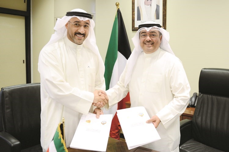خالد الشمالي ودحمد الحساوي عقب توقيع المذكرة