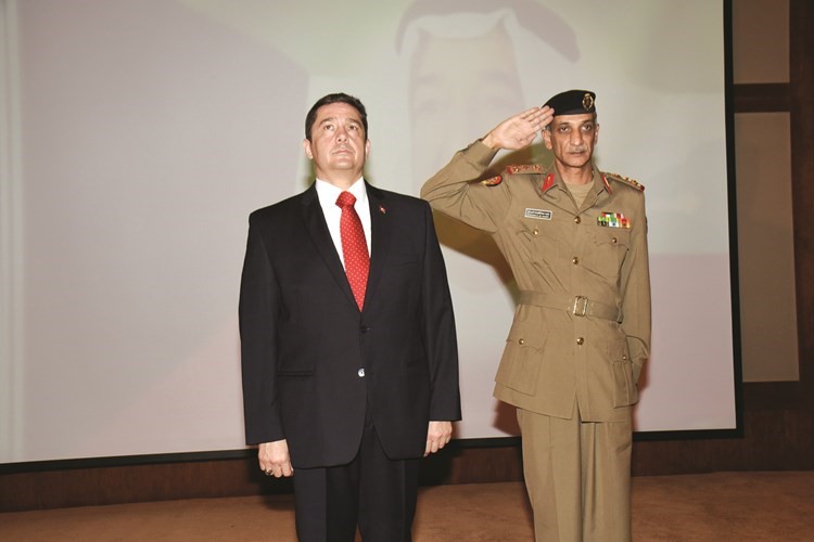 العميد وليد السردي والسفير مراد تامير خلال عزف النشيد الوطني﻿