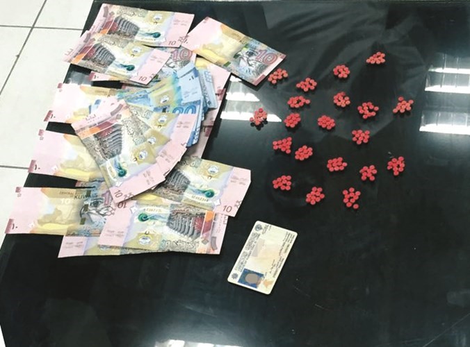 حبوب الفراولة وبجوارها متحصلات البيع