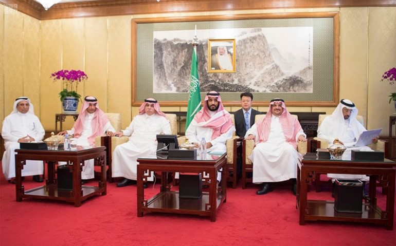  صاحب السمو الملكي الامير محمد بن سلمان بن عبدالعزيز ولي ولي العهد السعودي النائب الثاني لرئيس مجلس الوزراء وزير الدفاع يجتمع بمجموعة من مسؤولي الشركات الصينية ويستعرض معهم فرص الاستثمار وفق رؤية المملكة 2030 واس