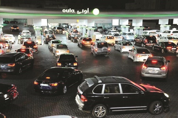 ازدحام غير مسبوق على محطات البنزين امس قبيل تطبيق قرار رفع اسعاره ﻿