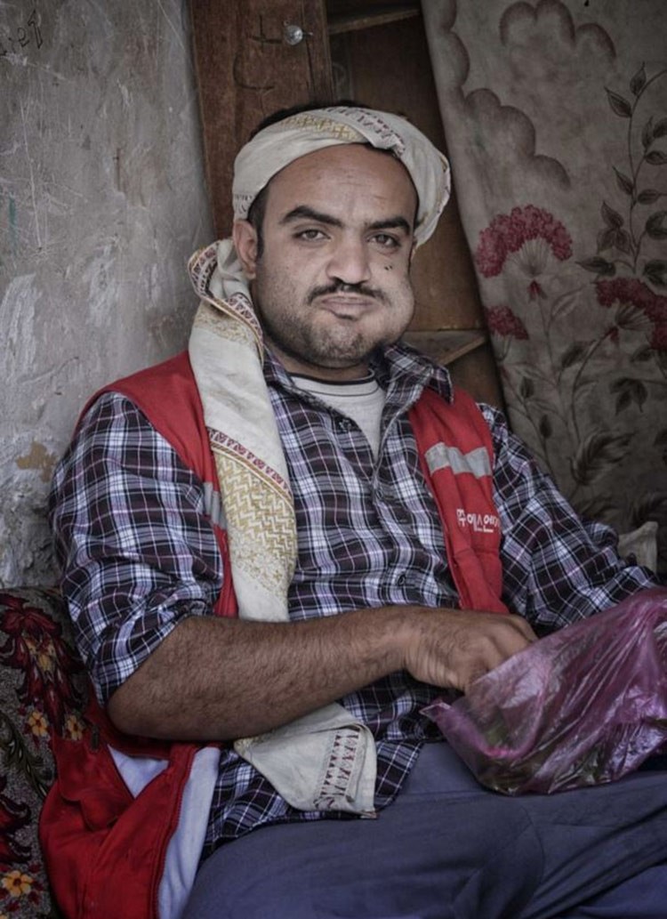 يمني يتناول القات
