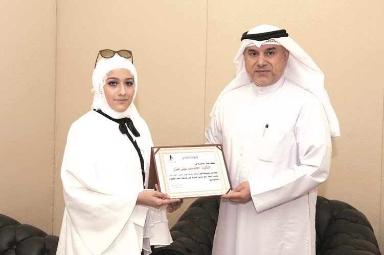 عبدالله التميمي خلال تكريمه داحلام العنزي في مكتبه امس