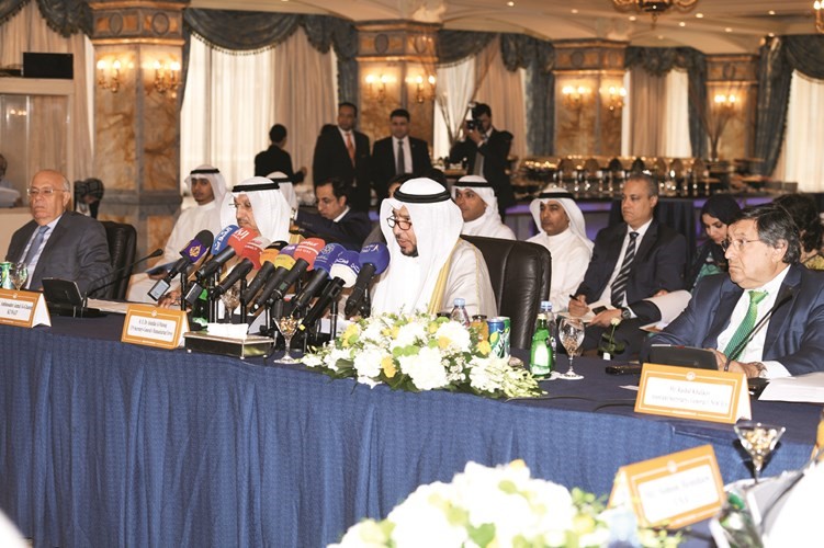 د عبدالله المعتوق والسفير جمال الغانم خلال الاجتماعمحمد هاشم﻿
