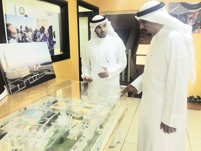 العتيبي يشرح للناجم مكونات مجمع الرحمة التنموي في جيبوتي