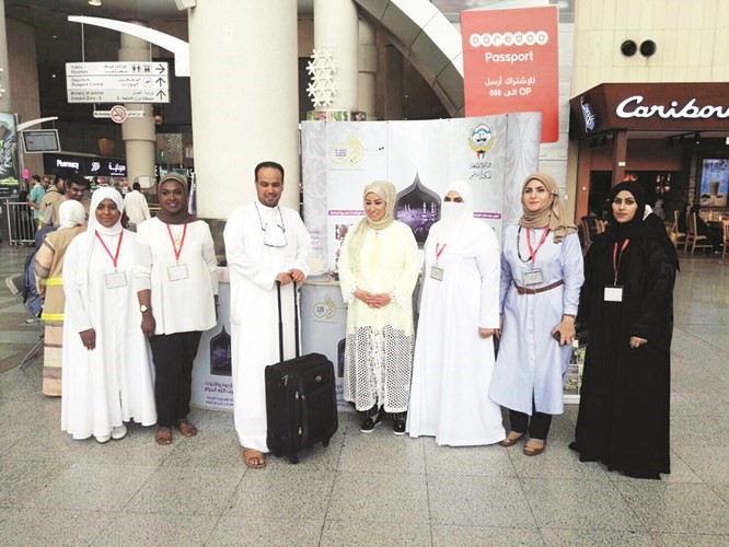 دغالية المطيري مع اعضاء الحملة