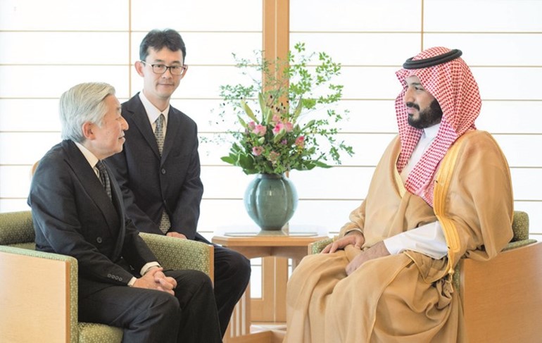 صاحب السمو الملكي الامير محمد بن سلمان ولي ولي العهد النائب الثاني لرئيس مجلس الوزراء وزير الدفاع السعودي خلال مباحثاته مع امبراطور اليابان اكيهيتو في طوكيو امسواس﻿