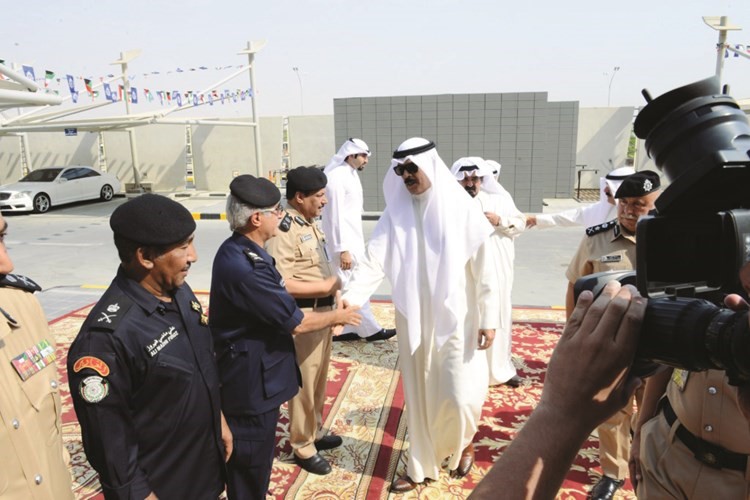 الشيخ محمد الخالد يصافح الالوية عيد ابوصليب وابراهيم الطراحوعلي ماضي ويبدو الفريقان سليمان الفهد واحمد الخليفة