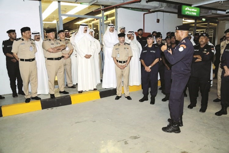 الشيخ محمد الخالد ومحافظ الاحمدي يستمعان الى شرح من العميد صالح مطر حول التمرين ويبدوكبار قيادات الداخلية ووكيل قطاع الامن العام اللواء ابراهيم الطراح