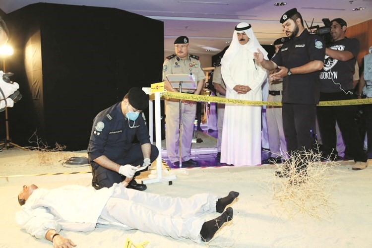 الشيخ محمد الخالد والى جواره اللواء شهاب الشمري يتابعان جانبا من تمرين الامن العام