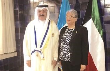 مستشارة رئيس غواتيمالا اليثيا فيرغينيا كاستيو لدى تقليد السفير سميح جوهر حيات وشاح التميز 