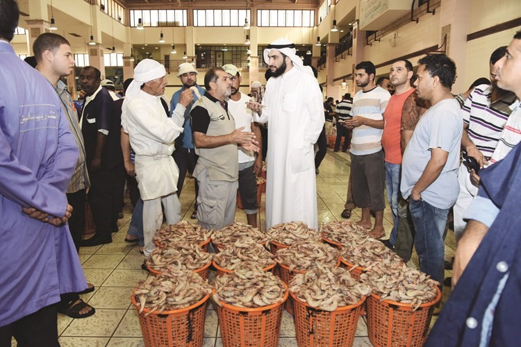 احد البائعين متحدثا الى الزميل محمد راتب﻿