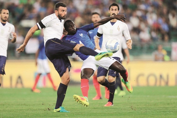 الايطالي اندريا بارزالي يقطع الكرة من امام لاعب فرنسا رويترز