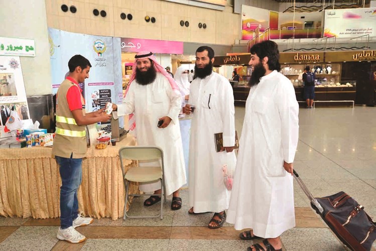 عدد من طلائع الحجاج المغادرين عبر المطار	 شانافاس قاسم﻿
