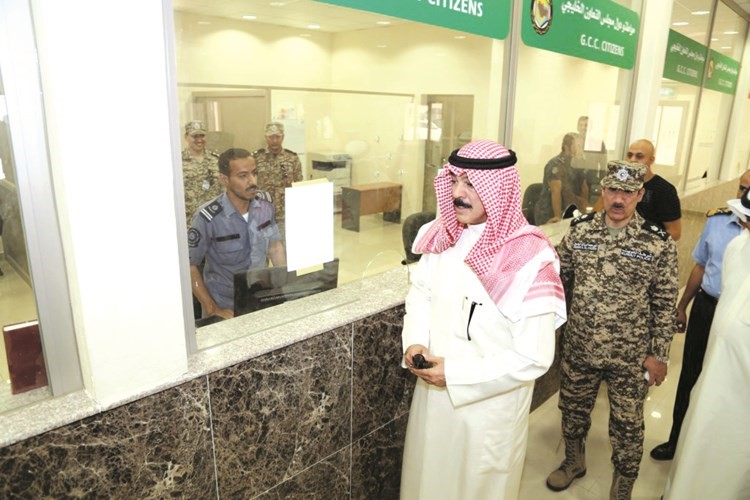 نائب رئيس مجلس الوزراء ووزير الداخلية الشيخ محمد الخالد يتفقد صالة المغادرين والقادمين في منفذ العبدلي﻿
