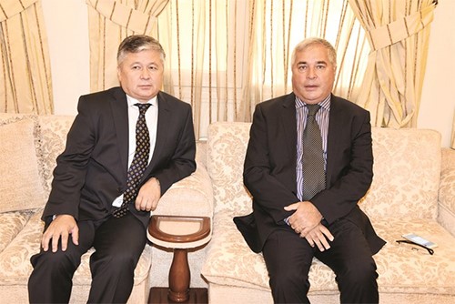 السفير دبهرمجان اعلايوف واحد المعزين احمد علي