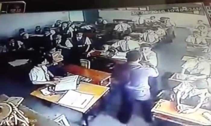 بالفيديو .. معلم يعاقب تلميذه بوحشية داخل الفصل 