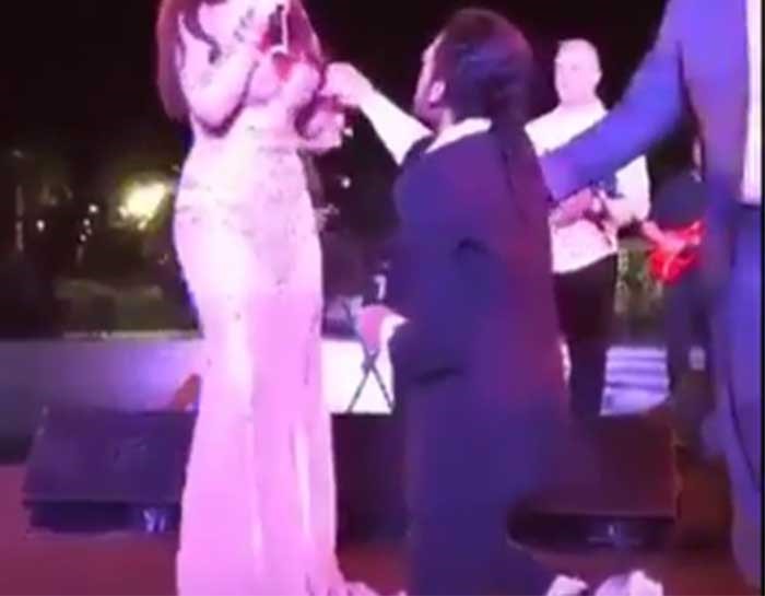بالفيديو.. شاب يركع على قدميه أمام هيفاء وهبي لطلب يدها ..شاهدوا رد فعلها !