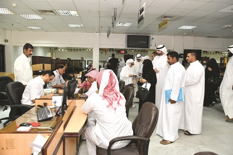 ٣٥ موظفا عملوا على انجاز المعاملات في الفترة من الرابعة حتى الثامنة من مساء امس﻿