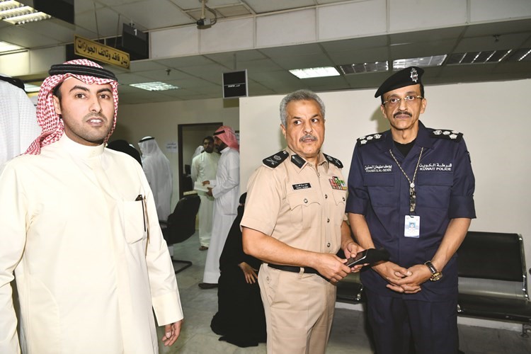اللواء الشيخ مازن الجراح خلال اشرافه على اجراءات استقبال المواطنين الجدد والى جواره العميد يوسف السنين ومدير الجنسية محمد بوشيبة﻿
