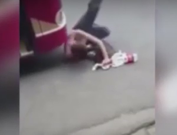 بالفيديو: صيني يلقي بنفسه تحت حافلة ليحصل على تعويض