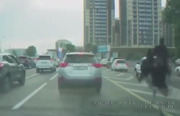 بالفيديو: رجل يمتطي نعامة ويتجول بها في الشوارع
