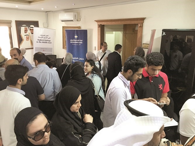 جانب من الطلبة المستجدين يستكملون اجراءات القبول