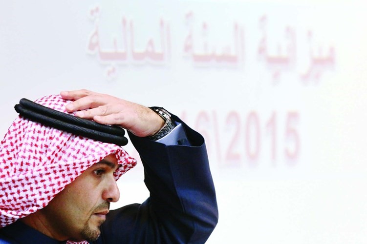 وزير المالية انس الصالح لحظة الاعلان عن اول عجز بالكويت منذ 14 عاماسياسات المالية التقشفية السريعة ترفع التضخم وتربك السياسة النقدية ﻿