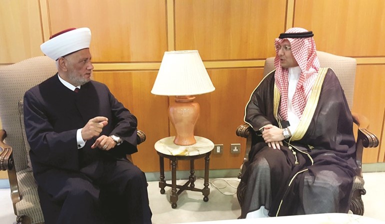 القائم باعمال السفارة السعودية في لبنان وليد البخاري مودعا مفتي لبنان الشيخ عبد اللطيف دريان خلال مغادرته لاداء الحجمحمود الطويل