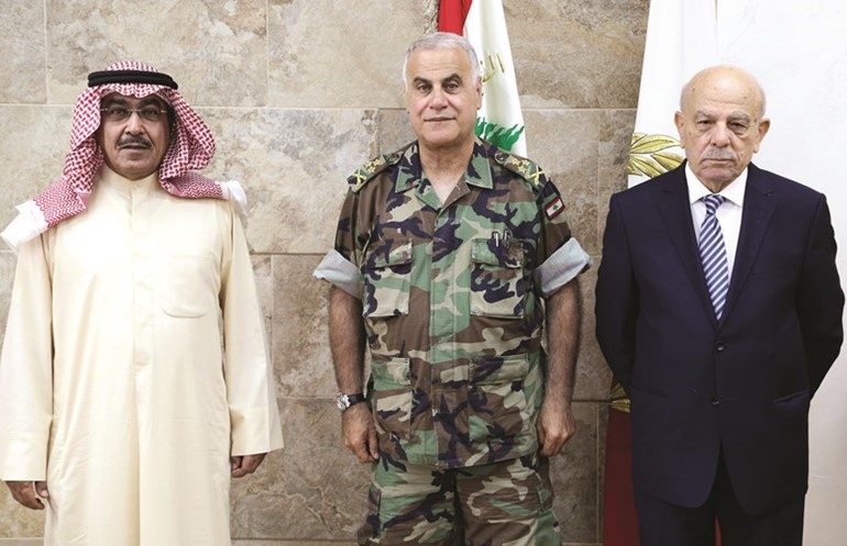 العماد جان قهوجي متوسطا الزميلين نائب رئيس التحرير عدنان الراشد وعمر حبنجرمحمود الطويل