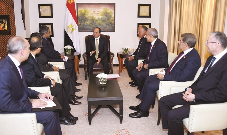 السيسي ملتقيا ممثلي مجموعة من الشركات الهندية الراغبة في الاستثمار بمصر﻿
