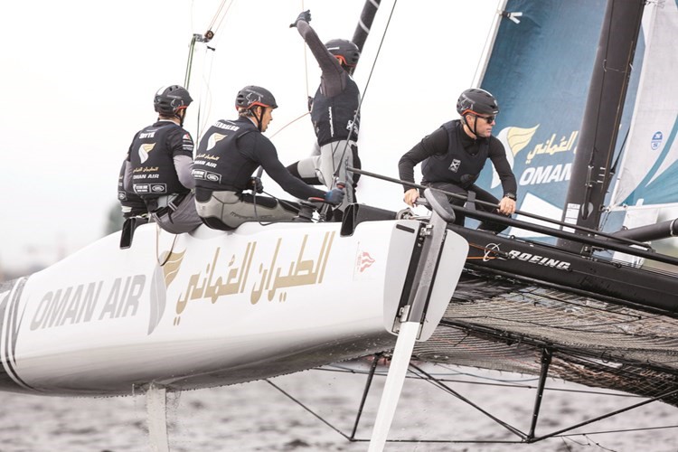 طاقم قارب الطيران العماني يصارع الامواج 