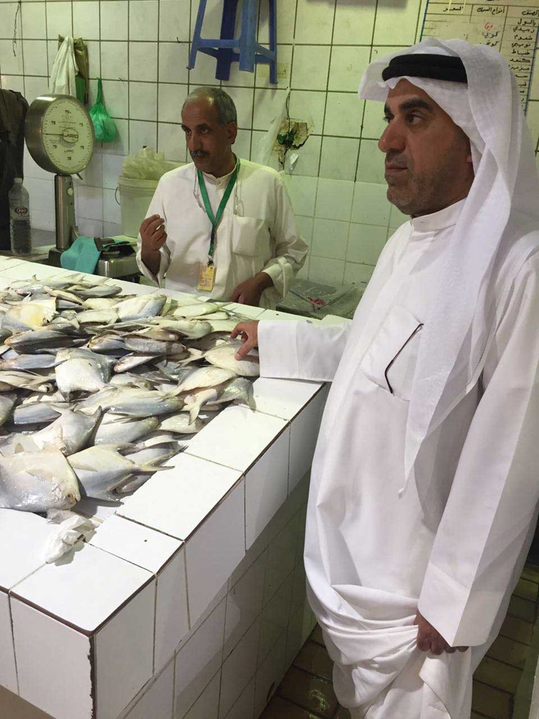 خلال معاينة الاسماك في سوق المباركية