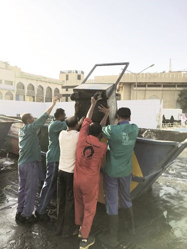 جانب من عملية اتلاف الاسماك غير الصالحة للاستهلاك﻿