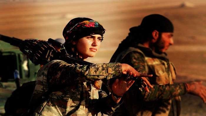 صورة للمقاتلة الكردية كما بثتها العربيةنت﻿