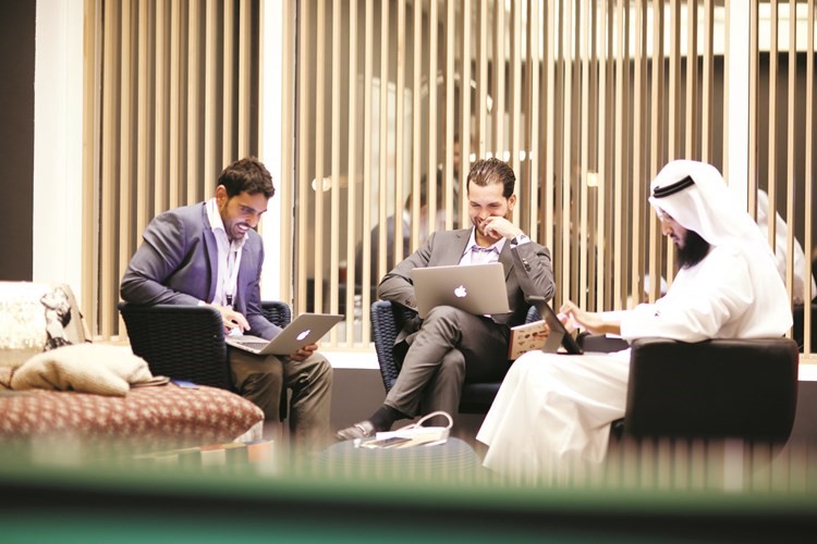 اعضاء لجنة الحكم اثناء تقييم المشاريع 