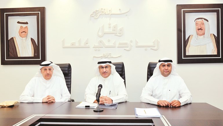 دمحمد الفارس ودادم الملا وعلي الريس لدى توقيع الاتفاقية