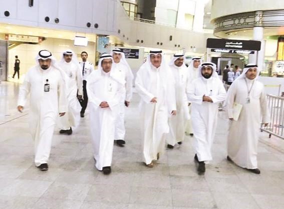 جانب من جولة الوزير عيسى الكندري في اروقة مطار الكويت الدولي﻿