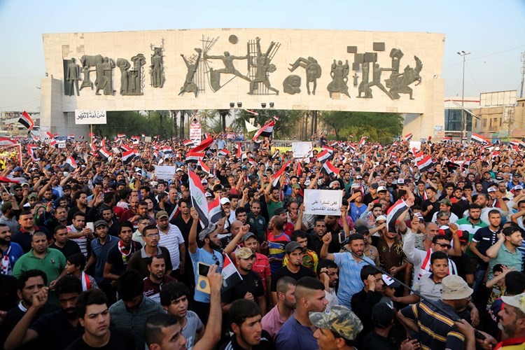 انصار التيار الصدري يرفعون شعارات مناهضة للفساد خلال تظاهرة في ساحة التحرير في بغداد امساب ﻿