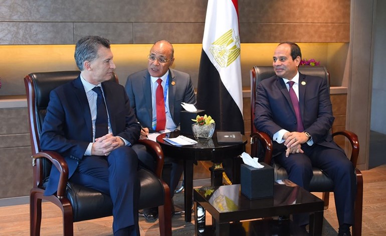 الرئيس السيسي ملتقيا مع رئيس الارجنتين خلال قمة 20﻿