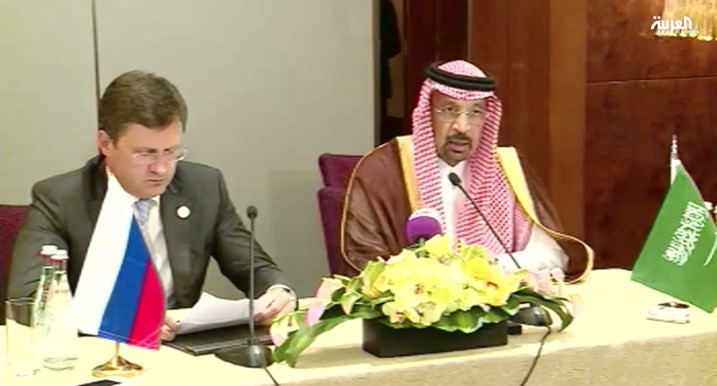 جانب من المؤتمر الصحافي بين وزير النفط السعودي ونظيره الروسي