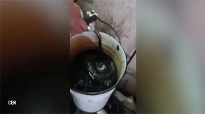 بالفيديو... النفط يتدفق من صنابير المياه في قرية روسية