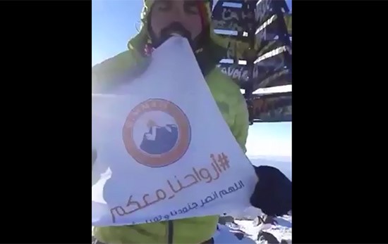 بالفيديو.. سعودي يرفع أسماء شهداء وطنه على أشهر 7 قمم عالمية