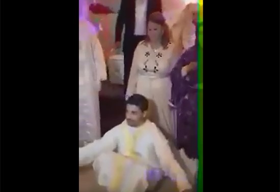 بالفيديو.. عريس يتسبب في بكاء المعازيم بموقف مؤثر مع أمه 