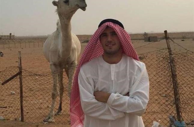 صور .. لاعب الهلال البرازيلي “ليو” يرتدي الزي السعودي في رحلة برية بالرياض